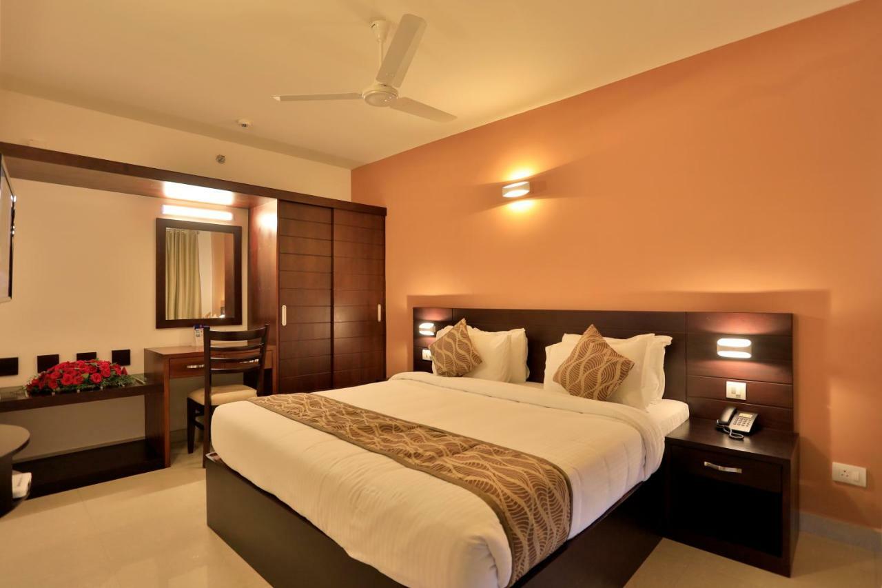 Sterling Thekkady Hotel Bagian luar foto