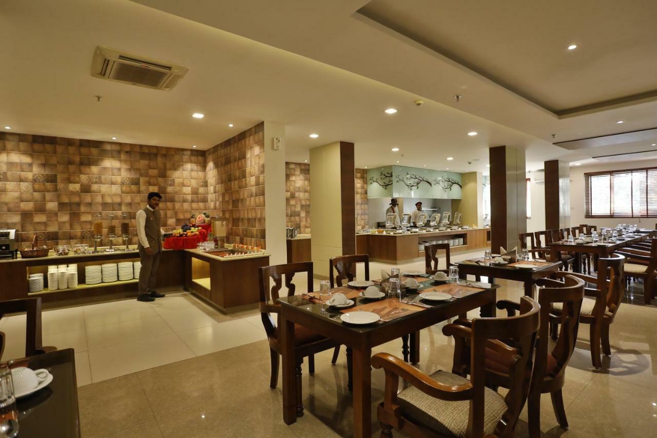 Sterling Thekkady Hotel Bagian luar foto
